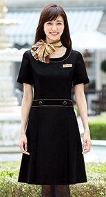 en joie(アンジョア) 61650 シルエットが美しくゴールドがアクセントのワンピース 無地×ラメ 93-61650