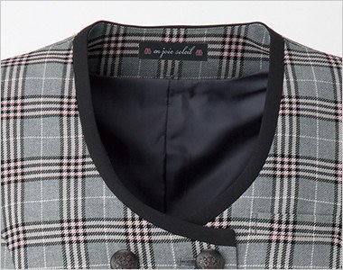 チェック柄を引き締める襟元の黒いパイピング