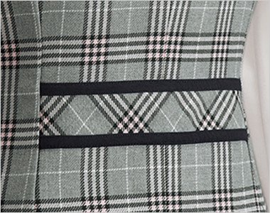 黒の配色を効かせたバックスタイルでスッキリとまとめた背ベルト