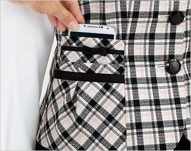 大きなスマホが入るポケットは二段で収納力豊富な右ポケット
