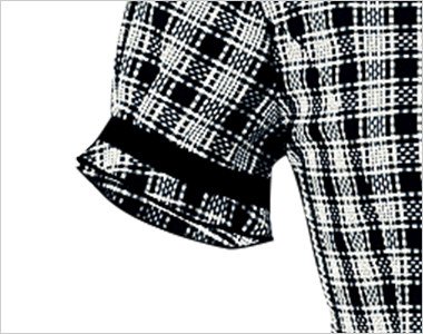 袖口がやや絞られたようなデザインで細見え効果