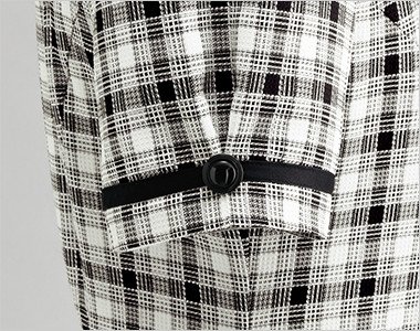ボタンと黒テープでタックをつくり大人可愛い袖口