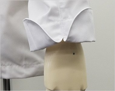 袖を折り返して上品な雰囲気を演出