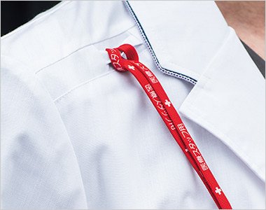 右肩 PHSのストラップを結びつけられるループ付きで、首にストラップをかけずにPHSを携帯できます。