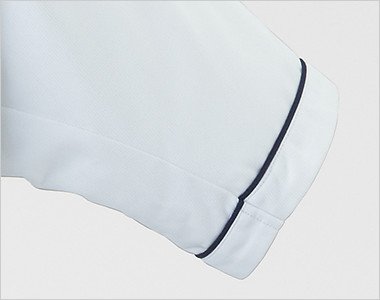 袖口とバックベルトにおしゃれなパイピング