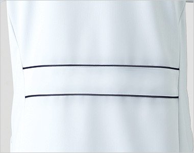 バックスタイルをすっきり見せるベルト付き