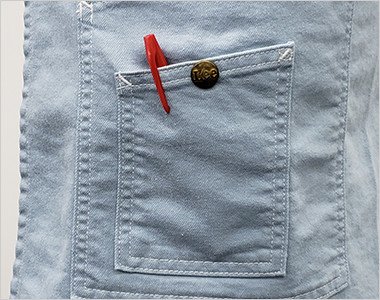 小さなポケットにはLeeオリジナルボタン