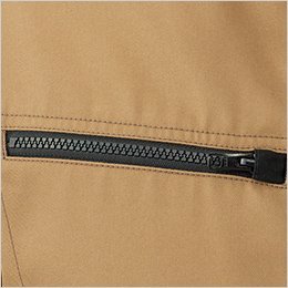 右胸ポケットは物の落下を防止するファスナー式(スライダーキャップ付)