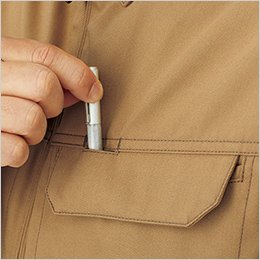 左胸のポケットはペンホール付きフラップを使用