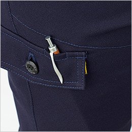 右脇ポケットはペンホール付きフラップを使用し、落下防止と機能性を両立