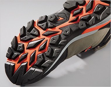 トレッキングシューズを参考にした靴底意匠を採用。悪路やハードな現場でも滑りにくい意匠です。