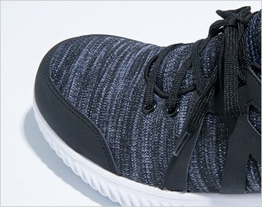 アッパーには軽量でフィット感抜群のニット素材を使用